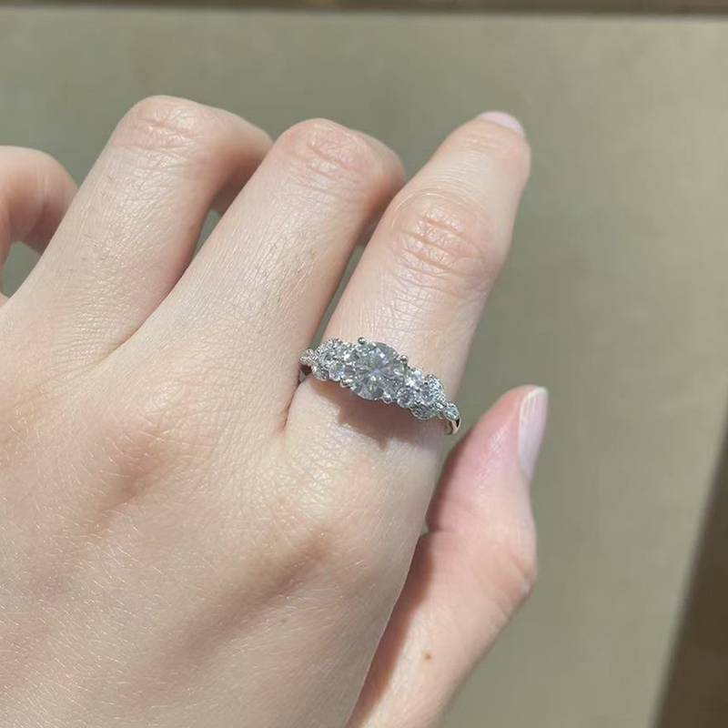 Affordable Luxury四爪Women's RingS925银镀白金定制选款主石Moissanite1.0ct/副石高碳钻